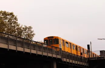 Les agendas RATP : une collaboration de 11 ans pour jouer avec les codes de la marque et son identité et faire plaisir à son public autour d’une communication de générosité.